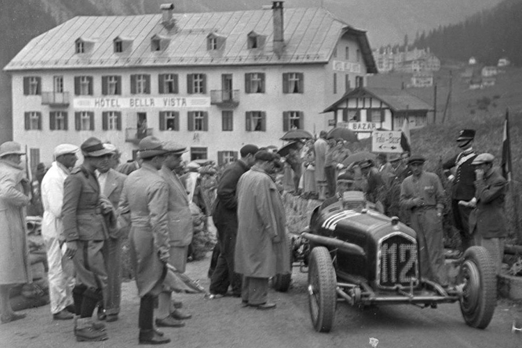 1932 in Trafoi: Start zum Bergrennen vor dem Hotel Bella Vista