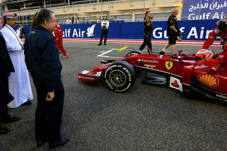 Jean Todt betrachtet in Bahrain Kimi Räikkönens Ferrari