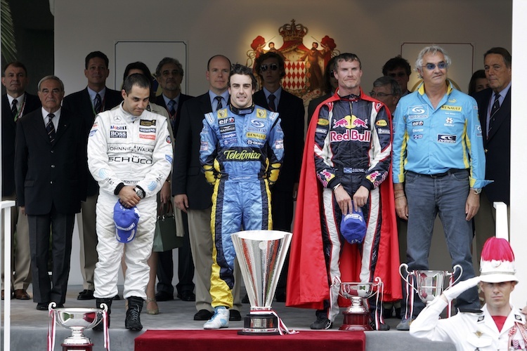 Monaco 2006: David Coulhtard (rechts) erringt mit Superman-Cape den ersten Podestplatz von Red Bull Racing