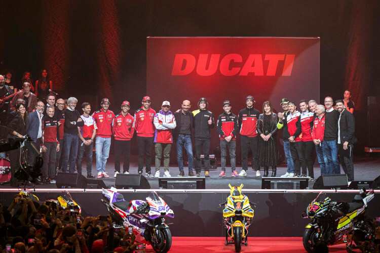 Ducati-Party am Freitagabend: Cairoli und Lupino (rechts zwischen Uccio Salucci und Paolo Ciabatti) durften schon auf das Familienfoto