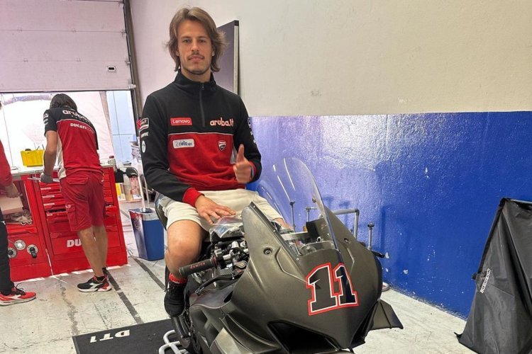 Nicolo Bulega möchte am liebsten auf der Ducati V4R sitzen bleiben