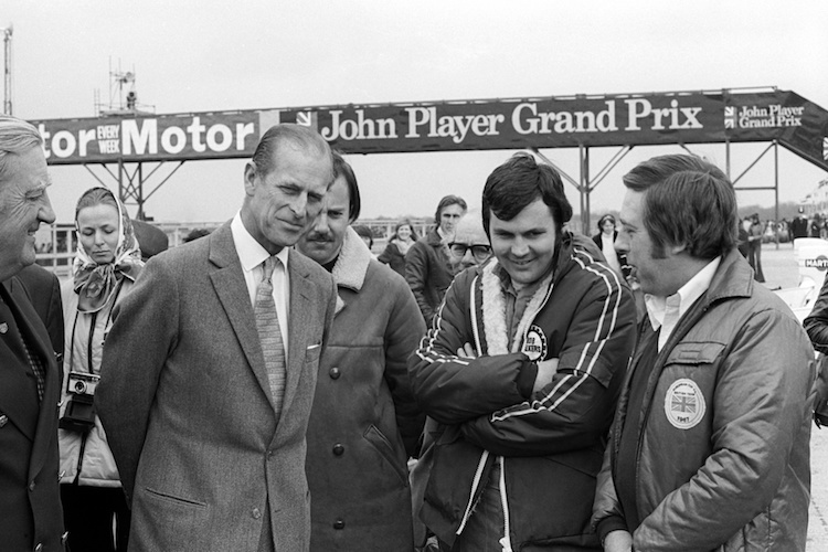Prinz Philip im April 1975 bei der «Daily Express International Trophy» in Silverstone, im Gespräch mit Alan Jones