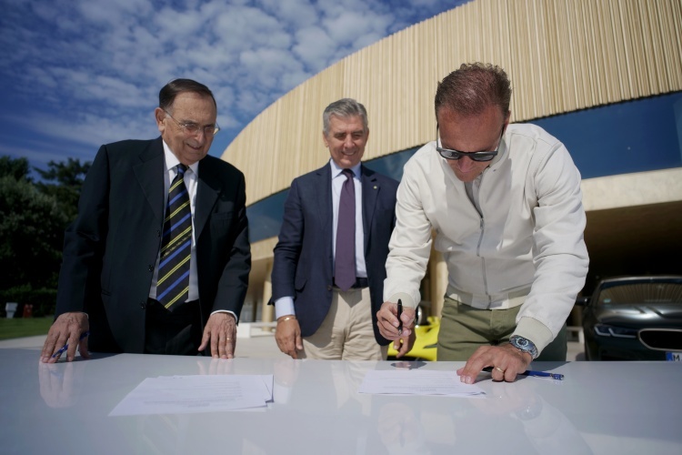 Giampaolo Dallara, Andrea Pontremoli und Markus Flasch, (v.li.) unterzeichnen den Vertrag für den BMW-LMDh