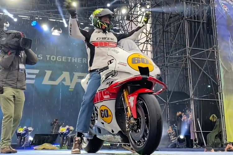 Valentino Rossi rollte stilecht auf die Bühne