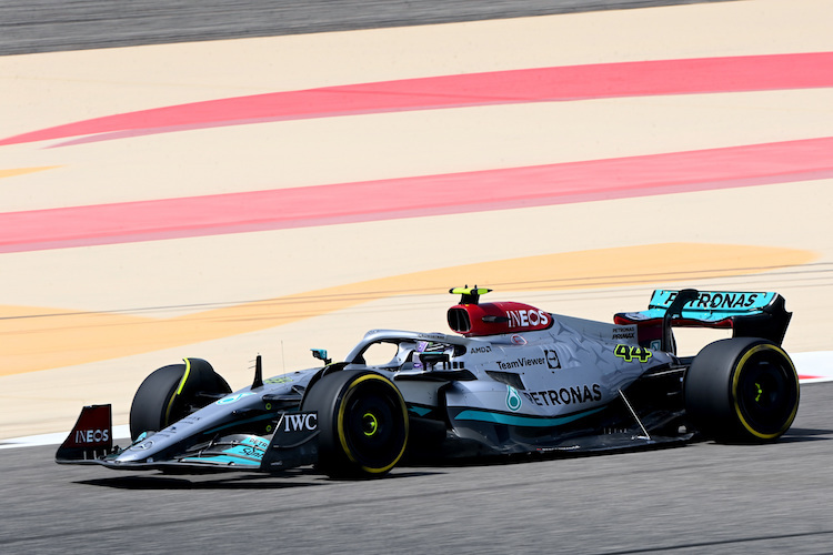 Lewis Hamilton im umgebauten Mercedes