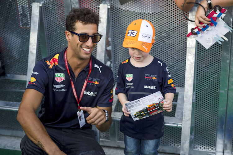 Daniel Ricciardo mit jungem Fan