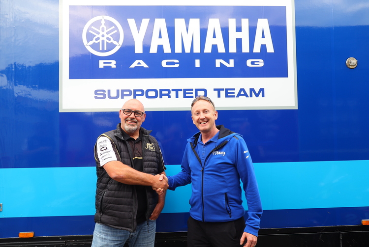 Alan Gardner (OMG Racing) mit Matt Taylerson (Yamaha Division Manager)