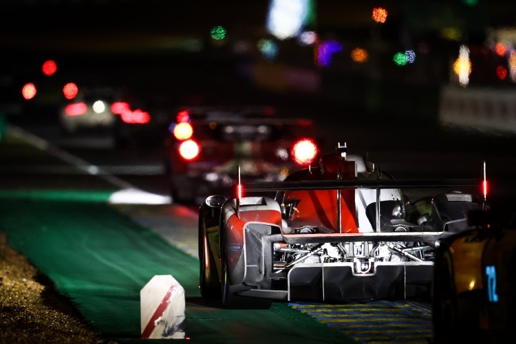 Der Toyota GR010 Hybrid in der Nacht von Le Mans