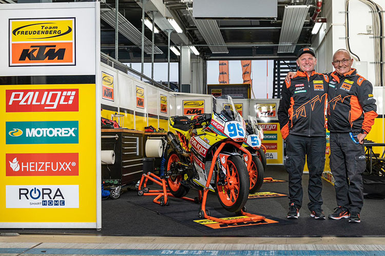 Jetzt in der Supersport-300 für KTM aktiv: Carsten und Papa Michael Freudenberg (re.)