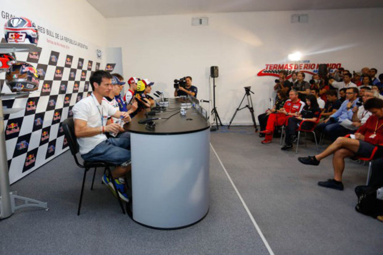 Sebastián Porto sass bei der Pressekonferenz neben Rossi, Bradl, Márquez, Dovizioso und Smith