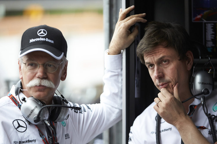 Lange Gesichter trotz Sieg von Nico Rosberg: Mercedes-Aufsichtsratschef Dieter Zetsche und Motorsportdirektor Toto Wolff