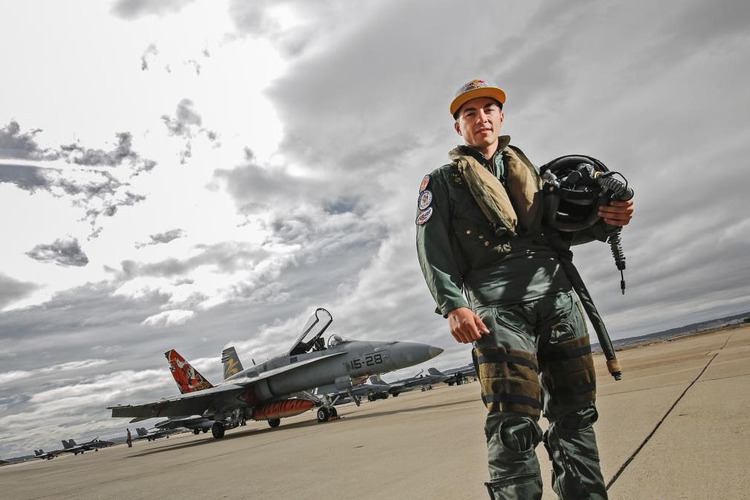 Maverick Viñales vor den Kampfjet F18