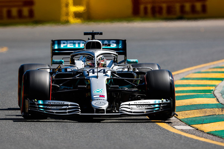 Weltmeister Lewis Hamilton hat die erste Bestzeit aufgestellt