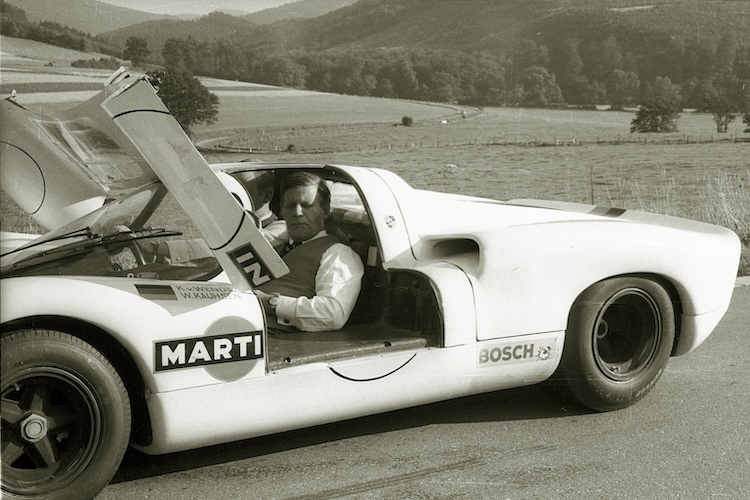 Prominenter Cockpit-Gast: Der SPD-Chef und spätere Kanzler Helmut Schmidt nimmt im Porsche 907 des Freiherrn Platz