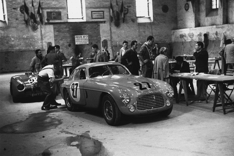 So sah die technische Abnahme zu den 24h Le Mans 1950 aus: Das Auto ist ein Ferrari 166MM Coupe