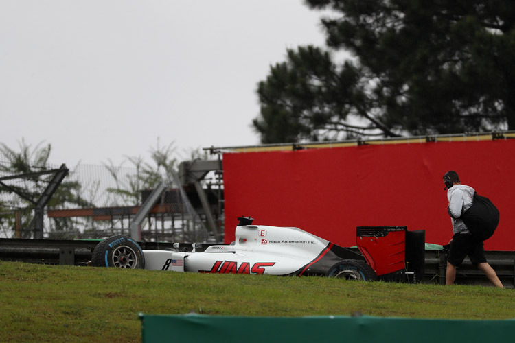 Test auf nasser Piste nötig? Romain Grosjean musste sein Auto im Regen von Brasilien schon vor dem GP-Start am Streckenrand stehen lassen...