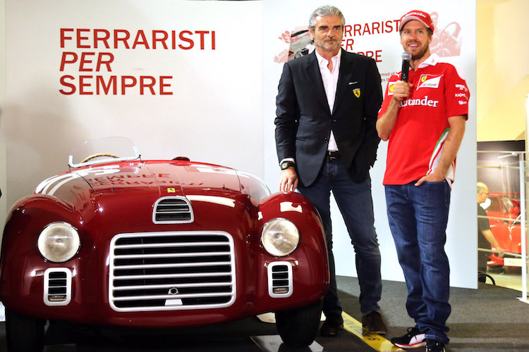 Maurizio Arrivabene und Sebastian Vettel mit einem Ferrari 125S