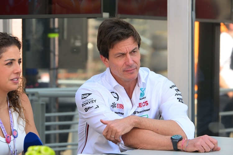 Mercedes-Teamchef Toto Wolff wundert sich über den Zeitpunkt, an dem Lewis Hamilton sich entschied, das Mercedes-Team zu verlassen