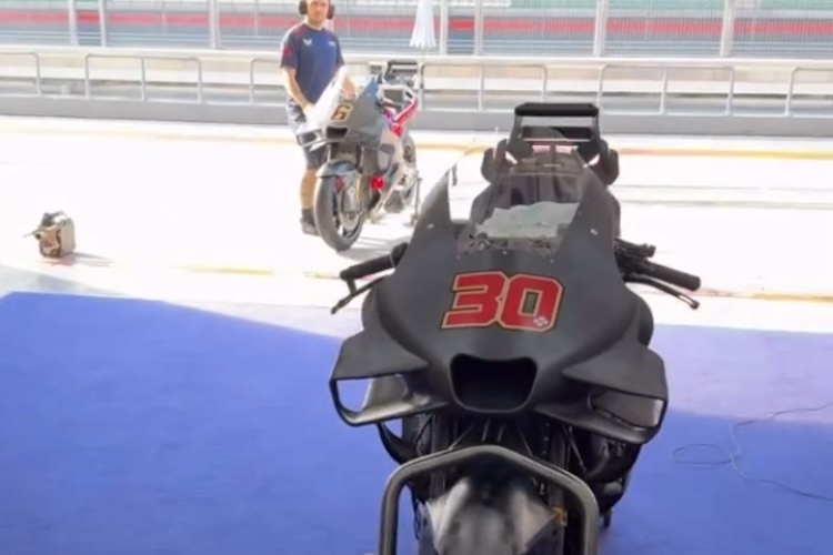 RC213V des Japaners, im Hintergrund das Testbike von Stefan Bradl