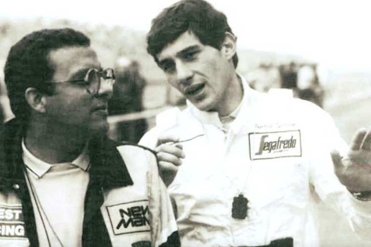 Ayrton Senna erklärt seinem Freund Domingos Piedade seine Siegesfahrt 1984 am Ring