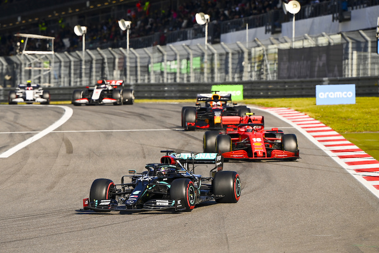 Lewis Hamilton vor Charles Leclerc auf dem Nürburgring 2020
