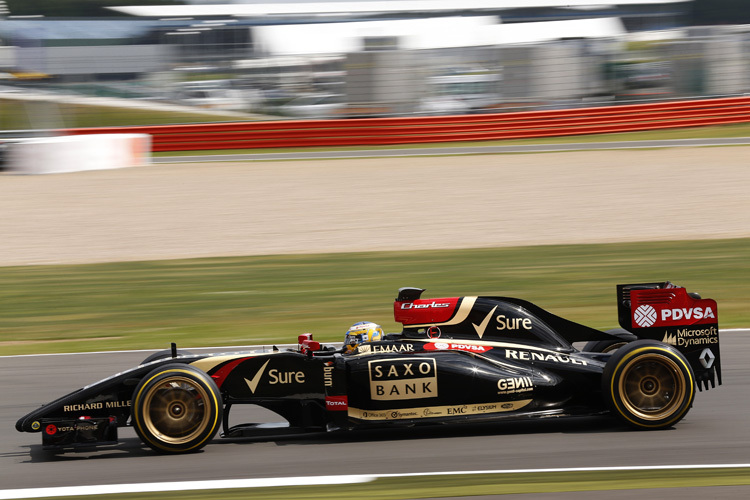 Lotus-Testfahrer Charles Pic in Silverstone mit 18-Zoll-Reifen von Pirelli