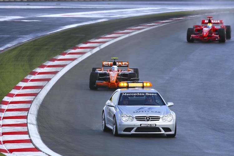 Markus Winkelhock (hier hinter dem Safety-Car) hat ein Stück Formel-1-Historie geschrieben