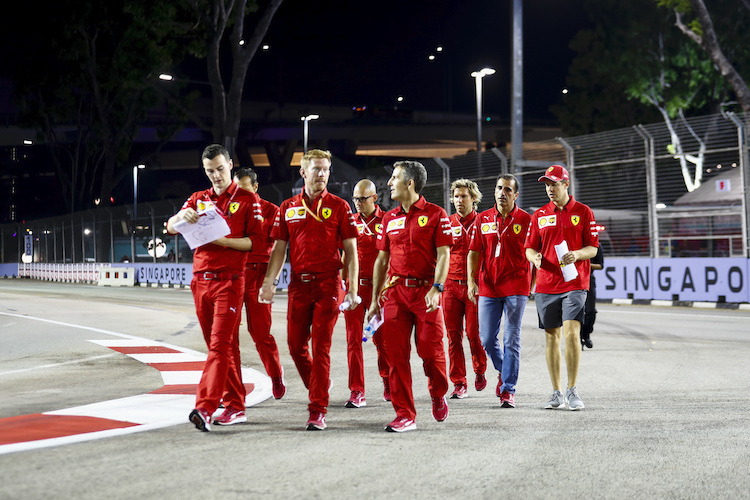 Sebastian Vettel mit seiner Mannschaft bei der Pistenbesichtigung