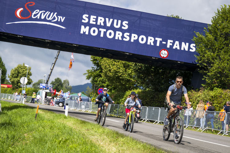 Die letzten Meter können die Fans auf dem Rad zurücklegen