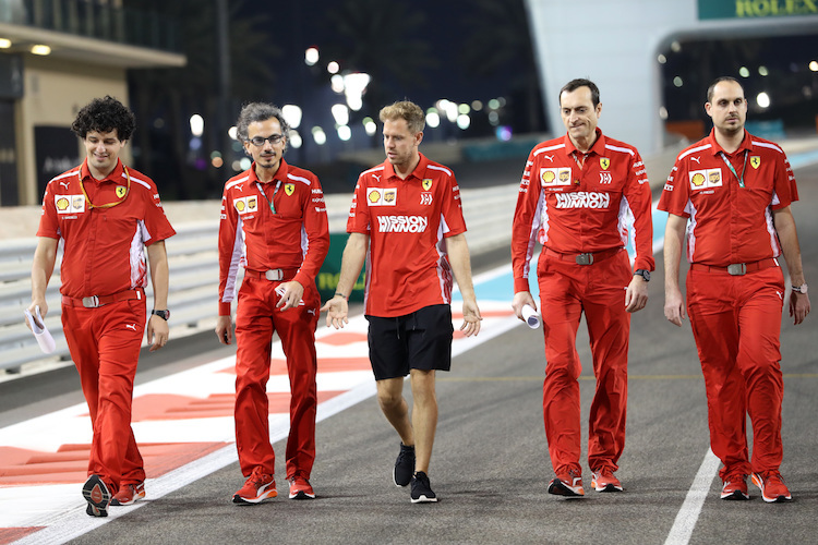 Laurent Mekies links neben Sebastian Vettel (Mitte)