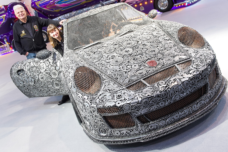 Auch dabei: ein Porsche aus Altmetall-Teilen 