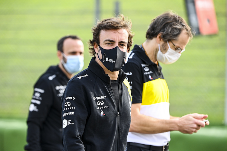 Fernando Alonso bei der Pistenbesichtigung in Imola