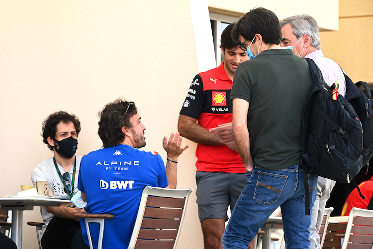 Fernando Alonso (blaues Shirt), Carlos Sainz junior (rotes Shirt) und dessen Vater (rechts, leicht verdeckt)