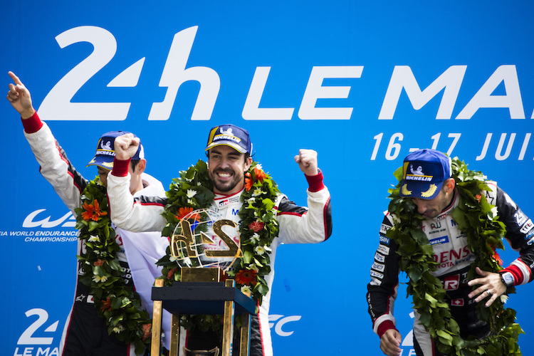 Fernando Alonso (Mitte) nach seinem Le-Mans-Sieg 2018