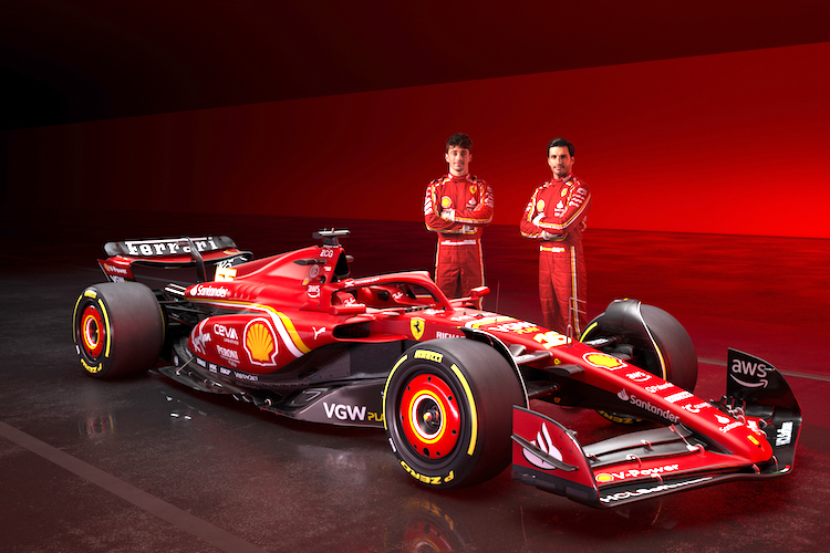 Charles Leclerc und Carlos Sainz mit ihrem neuen Dienstwagen Ferrari SF-24