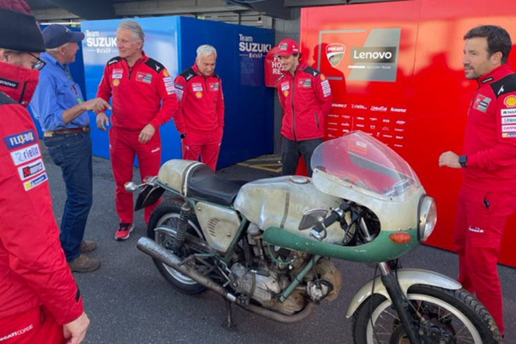 Sam Barlow, Ciabatti, Tardozzi, Bagnaia und Artur Vilalta hinter der Box mit der Ducati 750