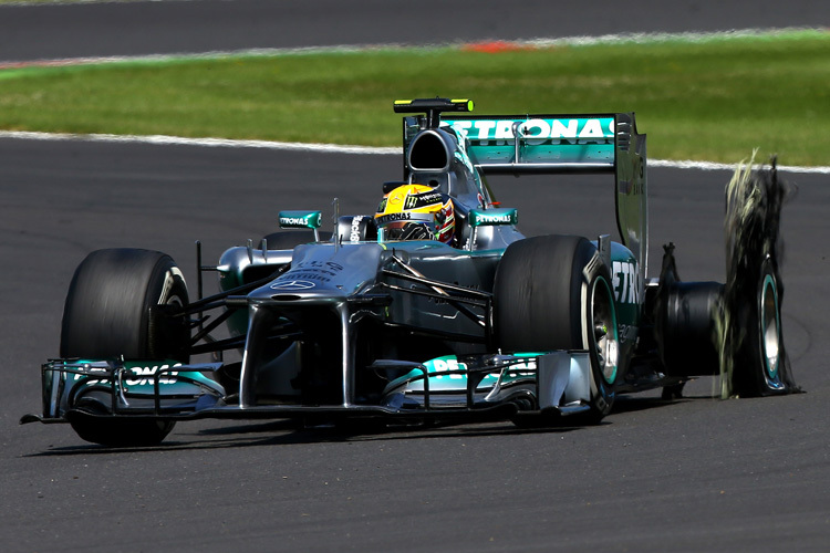 Lewis Hamilton mit kaputtem Hinterreifen in England