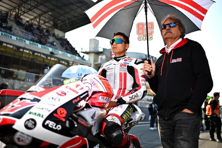 Paolo Simoncelli neben seinem Moto3-Piloten Kaito Toba