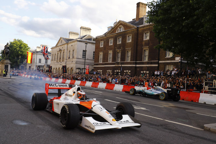 Die Fans freuten sich beim Fan-Fest in London, die alten Formel-1-Renner…  