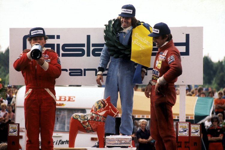Nach dem Schweden-GP 1977: Jochen Mass, Jacques Laffite und Carlos Reutemann mit Pferd