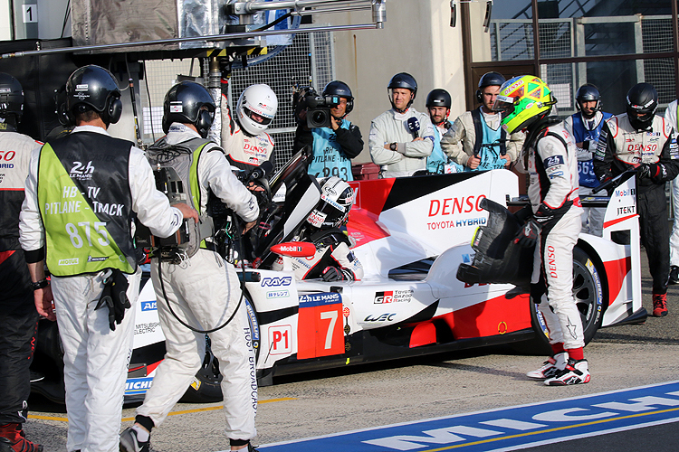 Kamui Kobayashi steigt nach seiner Rekordrunde aus dem Toyota und übergibt an Teamkollege Mike Conway
