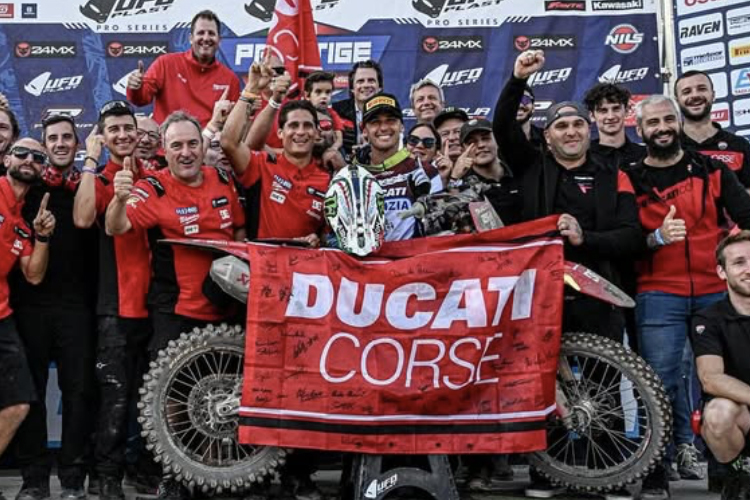 Das Beddini Ducati Team feiert den ersten Sieg der Desmo250MX