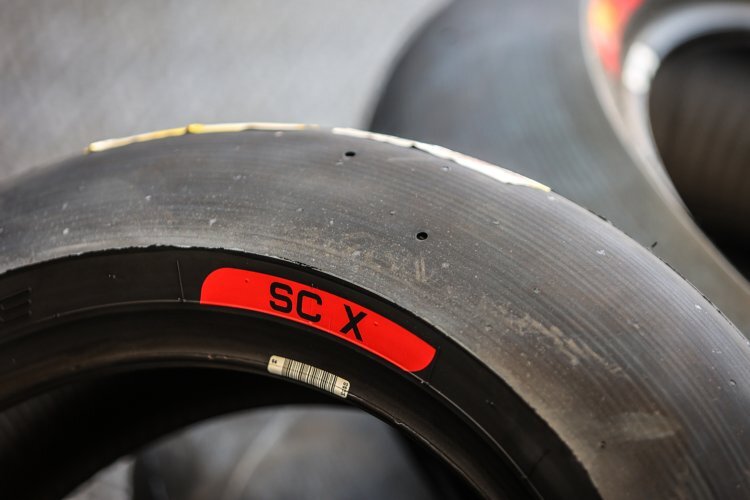 Die SCX-Reifen sind am roten Schriftzug erkennbar