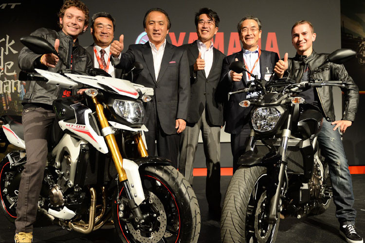 Rossi (auf der MT-09) und Lorenzo mit den neuen Yamaha-Motorrädern