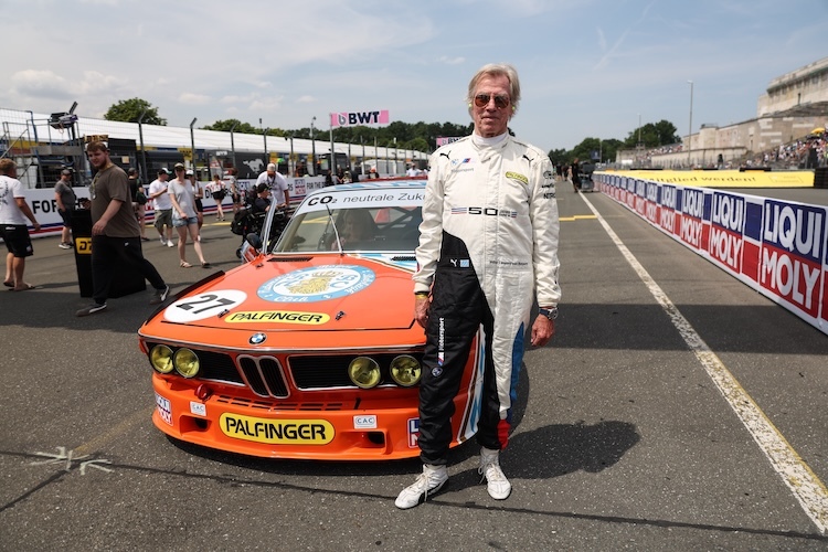 Poldi von Bayern neben seinen BMW 3.0 CSL