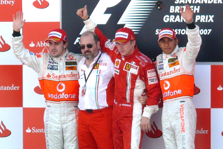 Gilles Simon mit den GP-Stars Alonso, Räikkönen und Hamilton in Silverstone 2007