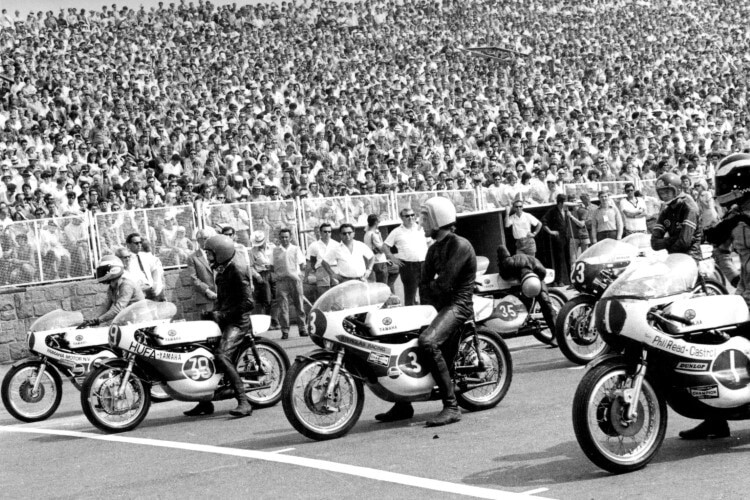 Sachsenring-GP 1971: Read (1), Braun (3), Dodds und Gould (von rechts nach links) in der 1. Startreihe