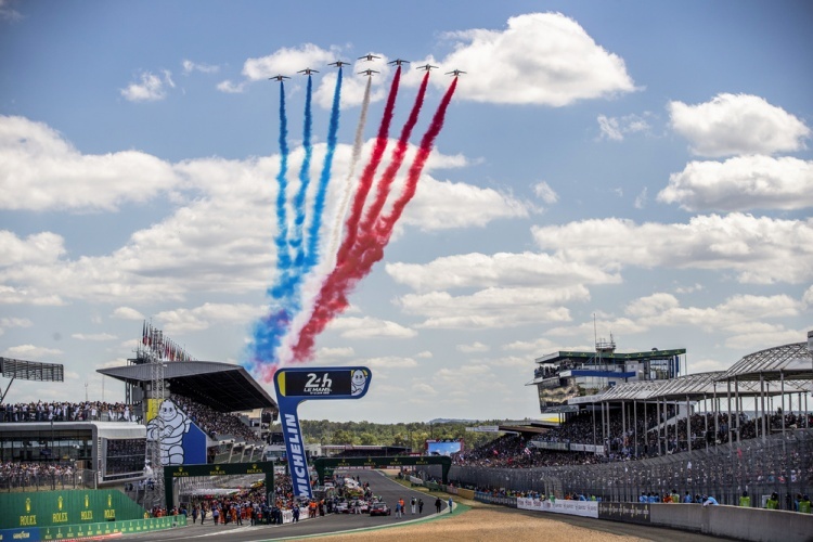 Ueberflug mit Tricolore bei den 24h Le Mans 2022