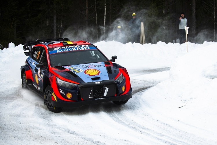 Thierry Neuville driftet im schwedischen Schnee auf den Rang drei