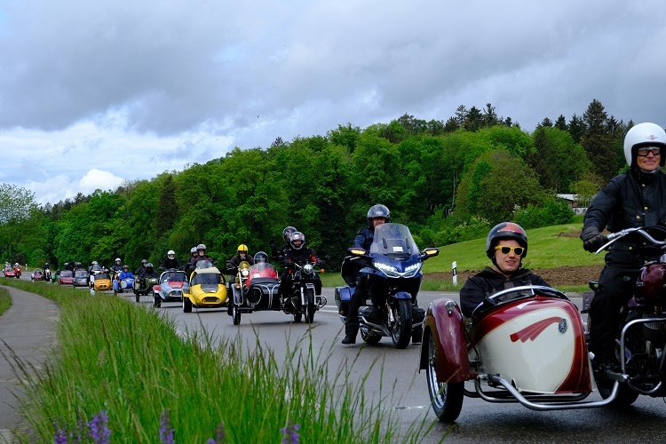 Höhepunkt des Love Ride Switzerland: Die 60 km lange Ausfahrt mit beeinträchtigen Menschen in Beiwagen und Trikes 